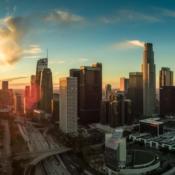 日落时洛杉矶市中心的天际线.